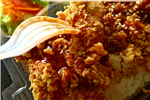 ข้าวหมูทอดเกาหลี fried pork with korea sauce