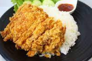 ข้าวไก่กรอบจิ้มแจ่ว fried chicken &spicy sauce with rice