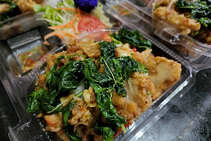 ข้าวกระเพราไก่กรอบ stir fried basil chicken with rice
