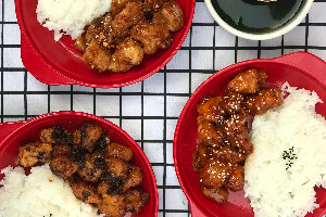 ข้าวหน้าไก่ทอดคลุกซอสฯ