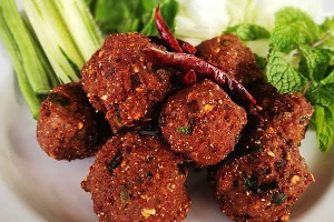 ลาบหมูทอด (spicy minced pork fried)