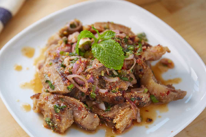 นํ้าตกหมู (Spicy grilled Pork salad)
