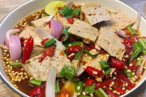 ตำเกาเหลาหมูยอ (Green papaya salad with white pork sausage))