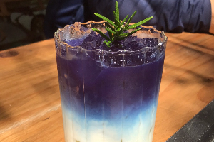 ชาอัญชันนมสด