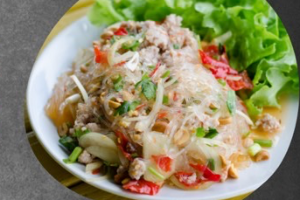 ยำวุ้นเส้น(ញំមីសួរ)