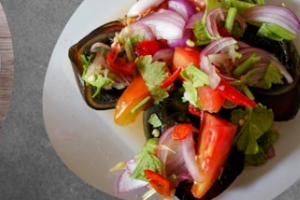 ยำไข่เยี่ยวม้า(ញំពងទាខ្មៅ)