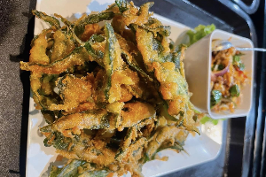 ยำผักบุ้งกรอบ