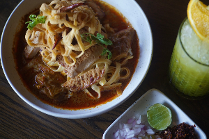 เฟตตูชินี่ ซอสข้าวซอยกับหมูย่างแขว่น