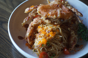 แคปเปลลินีซอสไข่ปู กับปูนิ่มทอดกรอบ