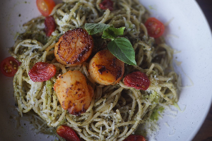 สปาเกตตี้เพสโตรกับหอยเชลล์ย่าง