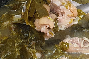 ซี่โครงหมูอ่อนต้มใบชะมวง