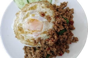 ข้าวผัดกระเพราหมูกร๊อบกรอบ