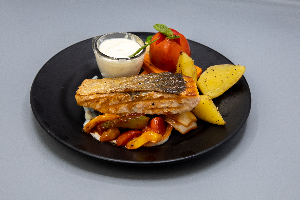 สเต็กแซลม่อนไวน์ซอส ( Salmon Steak With Wine Sauce )