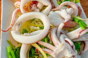 ยำปลาหมึกขวัญข้าว