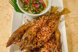 ปลาทรายทอดกระเทียม