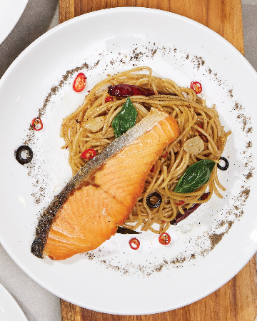 สปาเก็ตตี้แซลมอนผัดพริกแห้ง