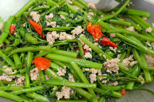 ผัดผักบุ้งหมูสับ