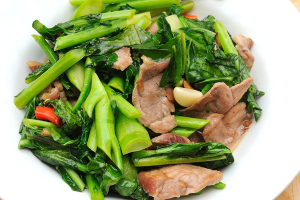 ผัดคะน้าหมูชิ้น