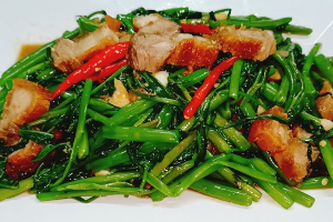 ผัดผักบุ้งหมูกรอบ