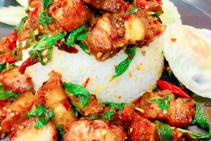 กระเพราหมูกรอบ