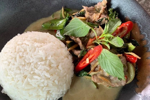 ข้าวแกงเขียวหวานเนื้อน่องลาย
