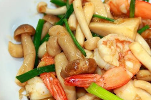 ผัดเห็ดรวม (ราดข้าว)