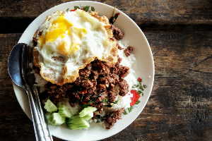 ข้าวกะเพราเนื้อสับไข่ดาว