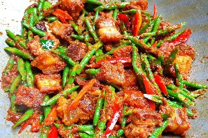 ผัดพริกแกง