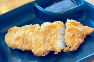 ไก่ห่อใบโอบะ / Fried Chicken with Oba leaf