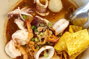 ก๋วยเตี๋ยวน้ำใส/น้ำข้น เนื้อ,กุ้ง,ทะเล (NOODLES WITH CLEAR SOUP) BEEF,SHRIMP,SEAFOOD 