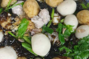 แกงจืดลูกชิ้นปลาสาหร่าย (FISH BALL WITH SEAWEED CLEAR SOUP)