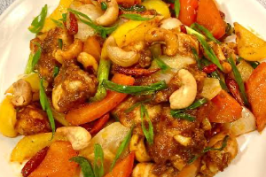 ไก่ผัดเมล็ดมะม่วงหิมพานต์ (STIR FRIED CHICKEN WITH CASHEW NUTS)