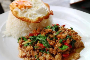 ข้าวสวยกะเพราไก่+ไข่ดาว (CHICKEN STIR FRIED BASIL WITH RICE+FRIED EGG)