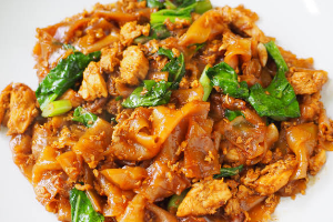 ผัดซีอิ้วไก่ (CHICKEN FRIED SE-EW NOODLE)