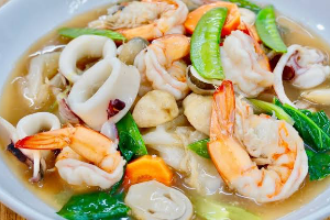 ราดหน้ารวมมิตรทะเล (NOODLE TOPPED SEAFOOD)