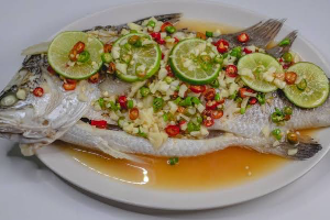ปลากะพงนึ่งมะนาว (STEAMED SNAPPER FISH WITH LEMON)