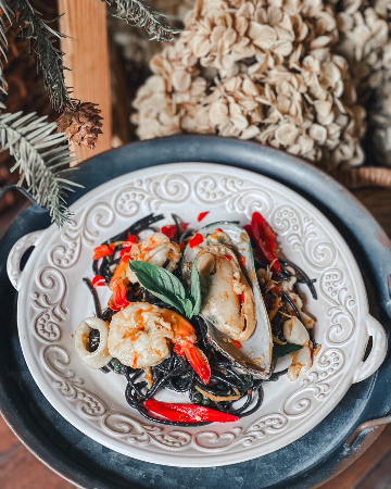 สปาเก็ตตี้เส้นหมึกดำผัดขี้เมาทะเล / Spaghetti Spicy Kee Mao Seafood
