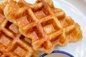 ครอฟเฟิล เคลือบคาราเมล เนยสด  (Croffle Caramel)