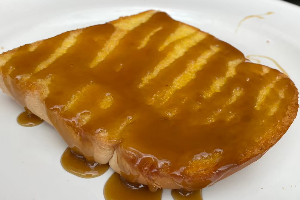 ขนมปังปิ้ง เนย คาราเมลท๊อปปิ้ง  (Toast with Caramel Topping)