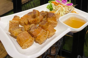 สามชั้นทอดน้ำปลา