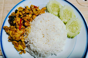 ผัดเครื่องแกงราดข้าว