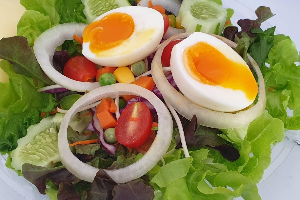 สลัดไข่ต้ม