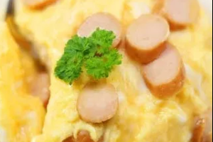 ข้าวไข่ข้นไส้กรอก