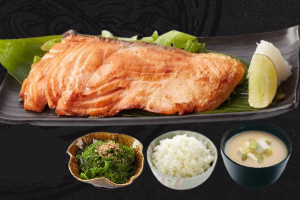 ชุดข้าวแซลมอนย่างเทอริยากิ ข้าวญี่ปุ่น  ยำสาหร่าย ซุปมิโสะ