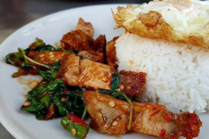 ผัดพริกเเกงหมูกรอบ