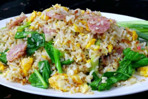 ข้าวผัดเเหนม (ried rice with fermented pork)