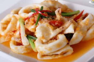 ปลาหมึกผัดไข่เค็ม (Stir-fried Squid with Salted Egg)