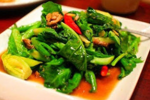 คะน้าปลาเค็ม   (tir Fried Chinese Kale with Salted Fish)