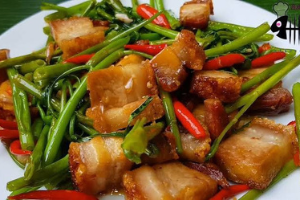 ผัดพักบุ้งหมูกรอบ   (Stir-fried morning glory with crispy pork)