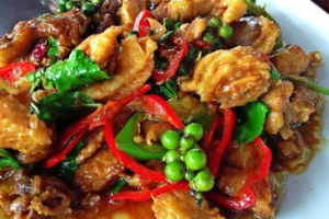 ผัดเผ็ดไก่ (Stir-fried spicy chicken)